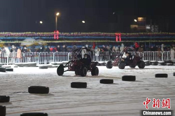 來吧，一起體驗(yàn)雪地越野車的刺激吧?！∮诤Ｑ?攝