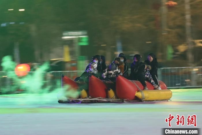 民眾沉醉在冰上香蕉船的快樂中?！∮诤Ｑ?攝