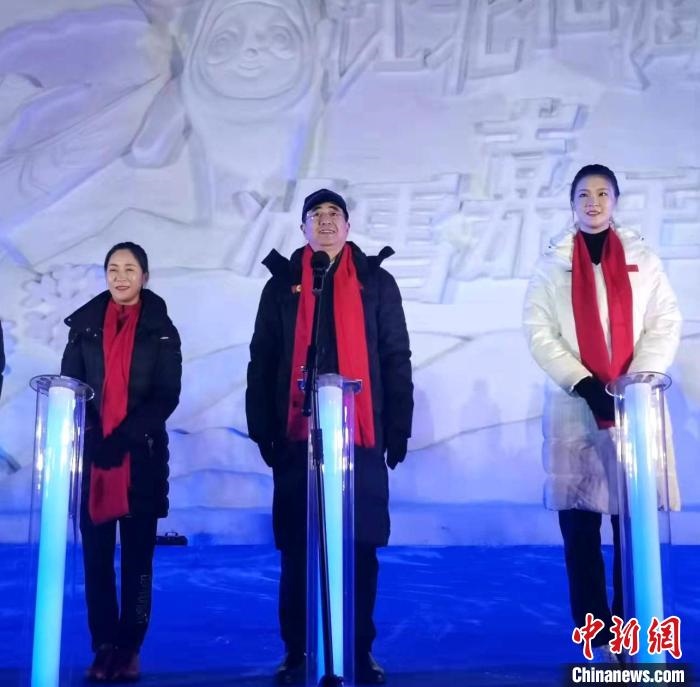 前女排國家隊(duì)隊(duì)長奧運(yùn)冠軍惠若琪(右一)，中國女子田徑競走奧運(yùn)冠軍王麗萍(左一)助陣當(dāng)晚活動(dòng)。　趙桂華 攝