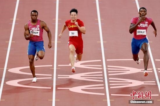 資料圖：北京時間8月1日晚，在東京奧運會男子百米決賽中，中國選手蘇炳添以9.98秒的成績獲得第六名，作為首位闖進奧運男子百米決賽的中國人，他再次創(chuàng)造了歷史。圖為蘇炳添在比賽中。<a target='_blank' href='/'>中新社</a>記者 富田 攝