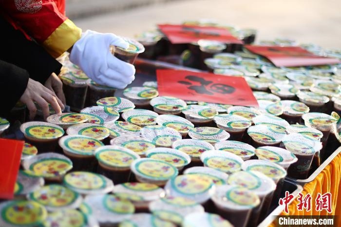 資料圖：工作人員將定制的臘八粥擺放整齊?！°蟛?攝