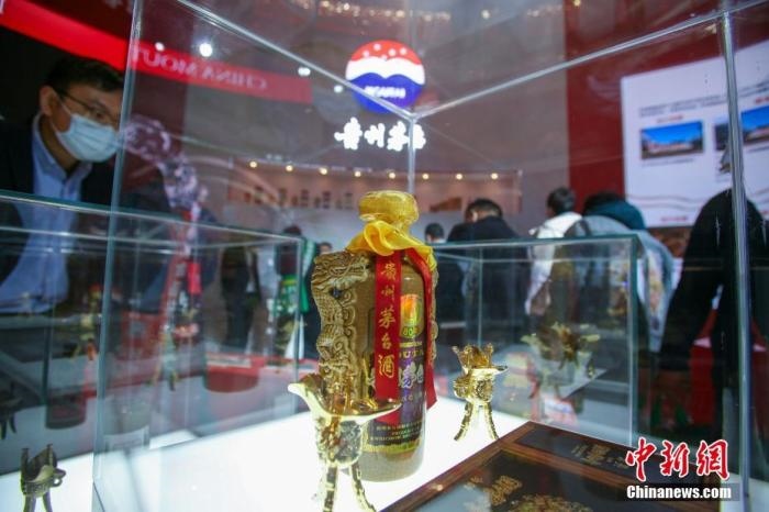 10月19日，天津，參觀者在中國茅臺展位參觀展示的白酒。當(dāng)天，第105屆全國糖酒商品交易會在國家會展中心(天津)啟幕。本屆糖酒會展覽總面積20萬平方米，吸引了來自40多個國家和地區(qū)的3504家參展商參展，共設(shè)置了傳統(tǒng)酒類、葡萄酒及國際烈酒、食品及飲料、調(diào)味品及配料、食品機械及包裝等展區(qū)。 <a target='_blank' href='/'>中新社</a>記者 佟郁 攝