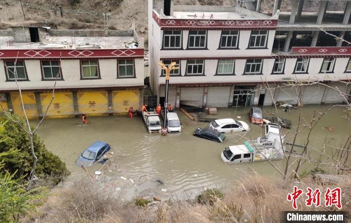 救援人員正在丹巴一處民房被淹處搜尋和轉(zhuǎn)移人員?！≈苡?攝