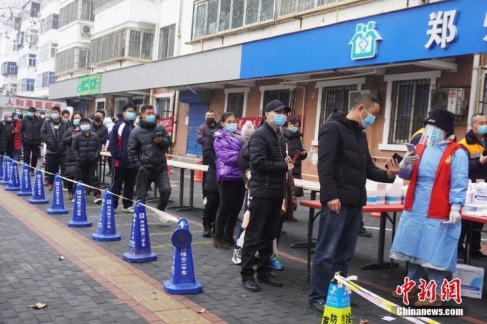 資料圖：1月7日，河南鄭州，市民有序排隊(duì)進(jìn)行核酸檢測。<a target='_blank' href='/'>中新社</a>記者 劉鵬 攝