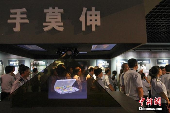 資料圖：2015年10月，海南省公安廳組織黨員干部前往反腐倡廉警示教育基地參觀受教。洪堅鵬 攝