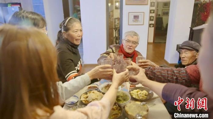 圖為賀歲紀錄片《“洋女婿”的中國年》劇照?！『h航 攝