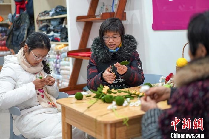 文創(chuàng)工作室的姐妹們正在鉤織月桂葉片?！」帕捡x 攝