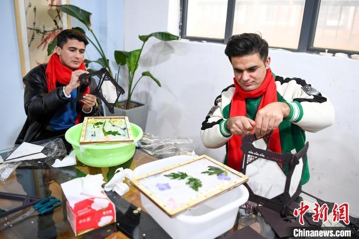 巴基斯坦留學(xué)生制作燈籠?！钊A峰 攝