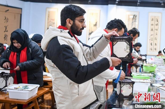 巴基斯坦留學(xué)生制作燈籠?！钊A峰 攝
