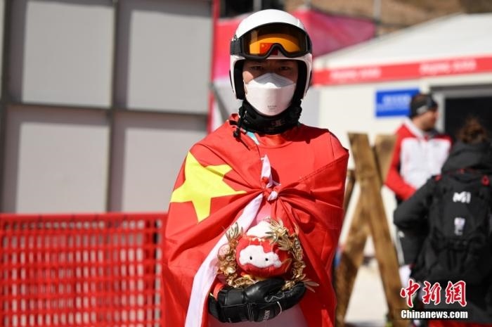 3月6日，中國選手梁景怡在賽后手捧吉祥物。當日，北京2022年冬殘奧會殘奧高山滑雪男子超級大回轉(zhuǎn)-站姿決賽在國家高山滑雪中心舉行，中國選手梁景怡奪得冠軍。 <a target='_blank' href='/'>中新社</a>記者 劉冉陽 攝 　