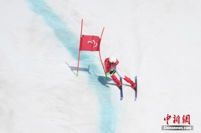 3月6日，中國選手梁景怡在比賽中。當日，北京2022年冬殘奧會殘奧高山滑雪男子超級大回轉(zhuǎn)-站姿決賽在國家高山滑雪中心舉行，中國選手梁景怡奪得冠軍。 <a target='_blank' href='/'>中新社</a>記者 劉冉陽 攝 　