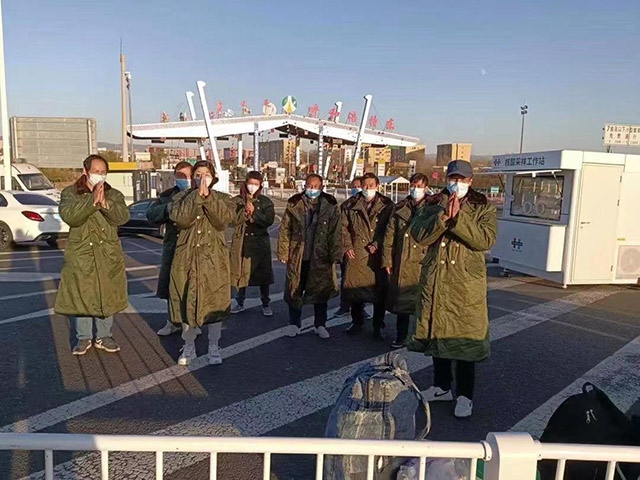 護(hù)送農(nóng)民工安全返鄉(xiāng)。賽罕區(qū)民政局供圖