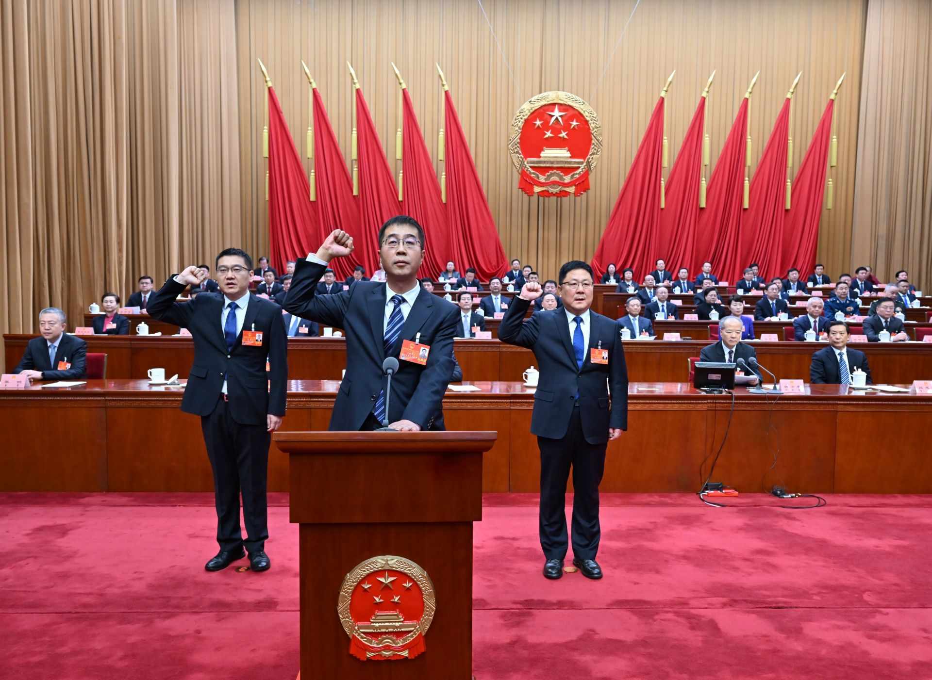 吃苦耐勞闖新路 一往無前進(jìn)中游——自治區(qū)十四屆人大二次會(huì)議剪影