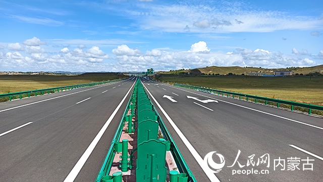G1611經(jīng)棚至烏蘭布統(tǒng)高速公路項(xiàng)目。人民網(wǎng)記者 趙夢月攝