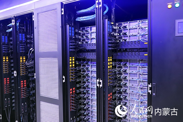 內(nèi)蒙古高性能計(jì)算公共服務(wù)平臺機(jī)房。人民網(wǎng)記者 苗陽攝