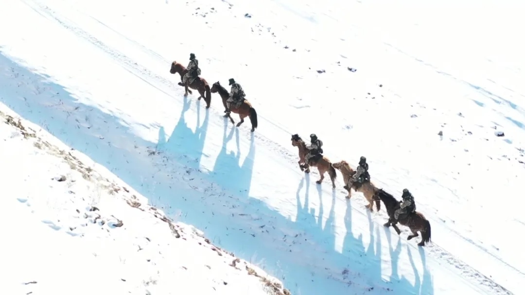 迎著朝陽在邊防線上巡邏的執(zhí)勤官兵。賴志強 攝.webp.jpg