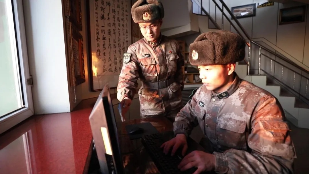 哨所內(nèi)，官兵們熟練操作視頻監(jiān)控系統(tǒng).webp.jpg