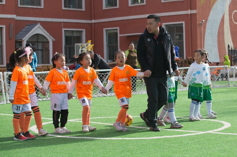 8.趣味比賽結(jié)束后，足球教師武穆帶領(lǐng)孩子們到場(chǎng)邊謝場(chǎng).jpg