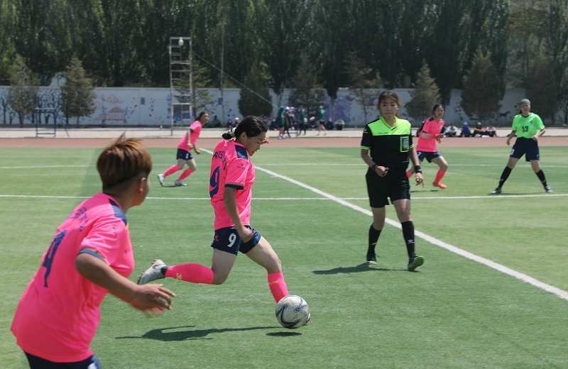 3.大學(xué)生足球聯(lián)賽本科組比賽現(xiàn)場(chǎng)，內(nèi)蒙古民族大學(xué)（粉色）對(duì)陣呼和浩特民族學(xué)院.JPG
