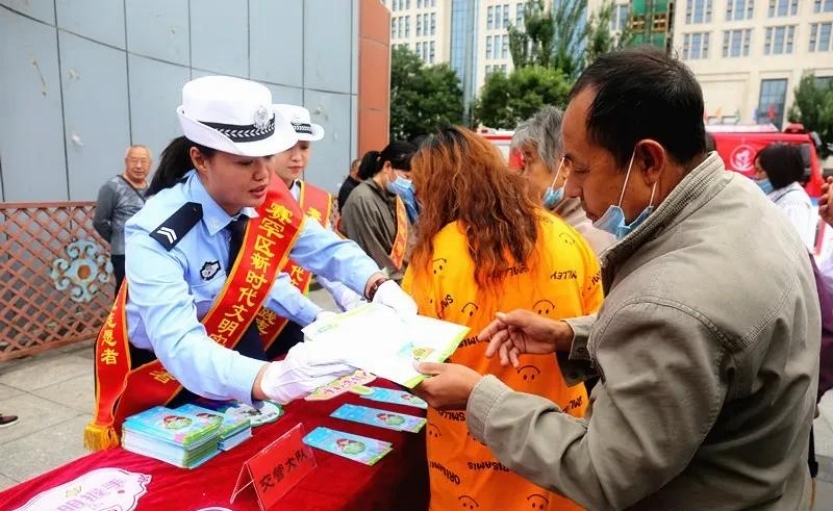 1631524710898800.jpg 賽罕區(qū)舉行“永遠(yuǎn)跟黨走 文明我同行”創(chuàng)城集中宣傳活動2.jpg