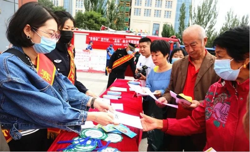 1631524725362607.jpg 賽罕區(qū)舉行“永遠(yuǎn)跟黨走 文明我同行”創(chuàng)城集中宣傳活動 4.jpg