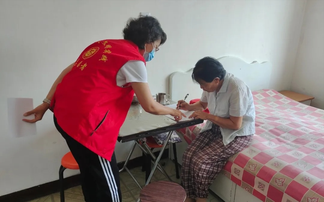 1631524804981005.jpg 區(qū)委組織部黨員深入居民家中了解創(chuàng)建文明城市工作滿(mǎn)意度.jpg