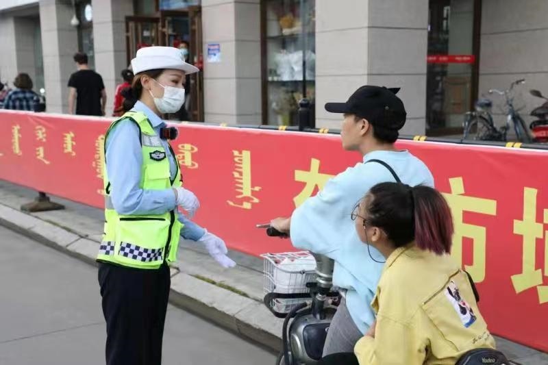 1631670866971114.jpg 文明交通勸導(dǎo).jpg