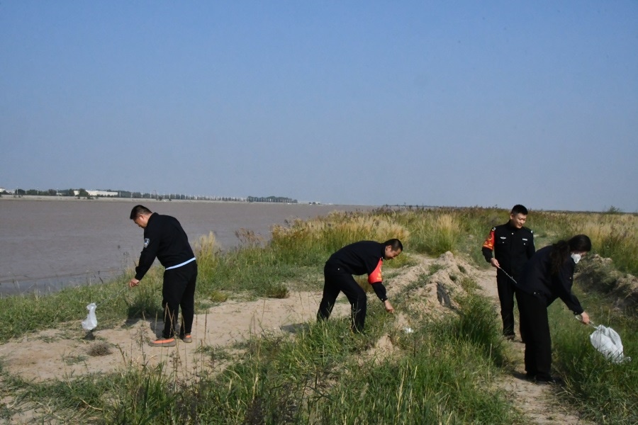 開展“保護黃河母親河”志愿活動.JPG