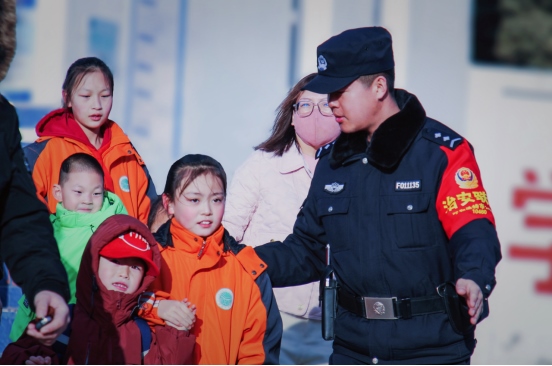 站好“護學崗”，守護“成長路”——南地公安持續(xù)開展護學行動494.png