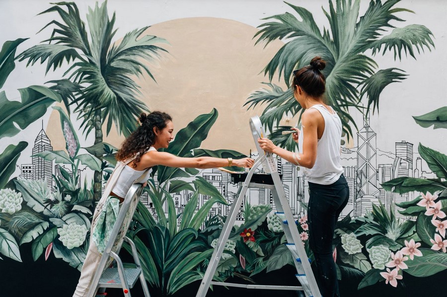 05. 藝術(shù)家梅慧欣、連佩汶與她們創(chuàng)作的壁畫作品.jpg