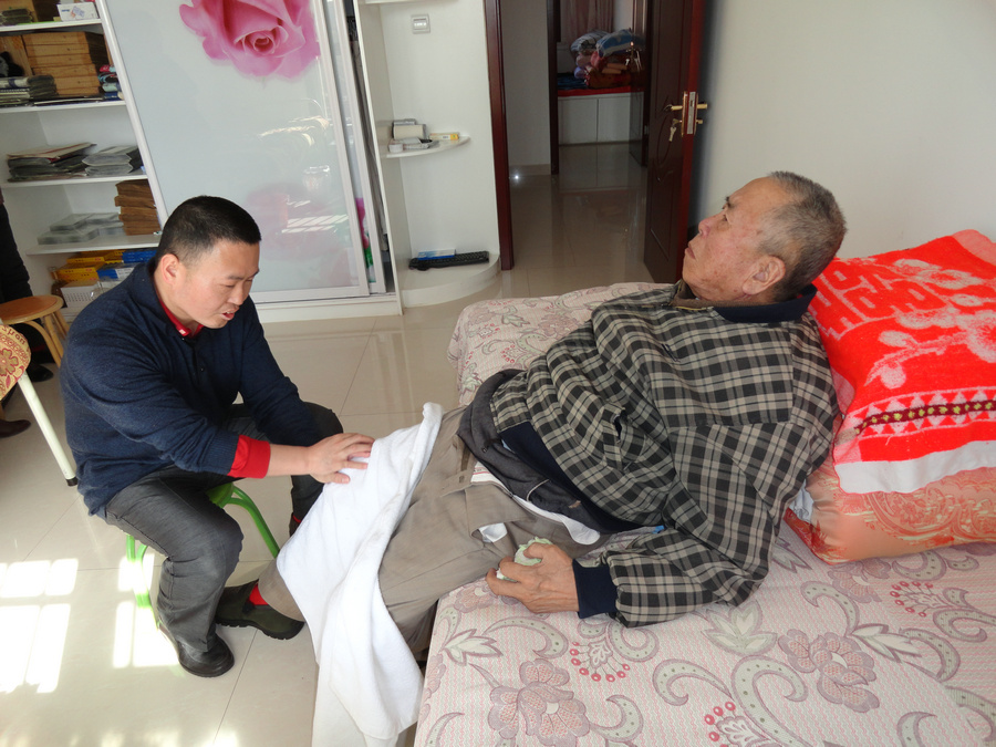 1749213440667595.jpg 父親去世前照顧癱瘓?jiān)诖驳睦细赣H.JPG