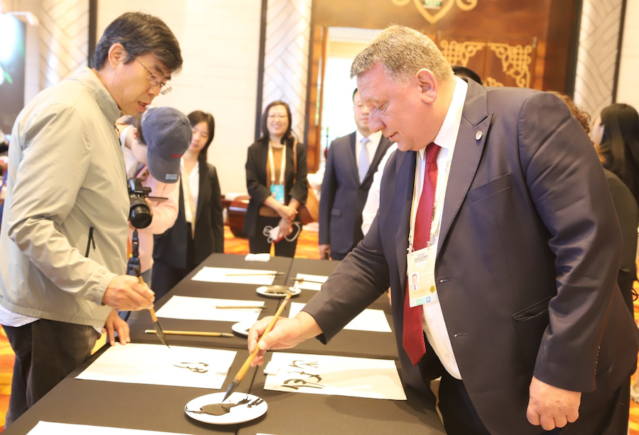 非遺、書法、文創(chuàng)齊亮相！2025年國家重要橋頭堡智庫論壇讓中外嘉賓讀懂北疆文化