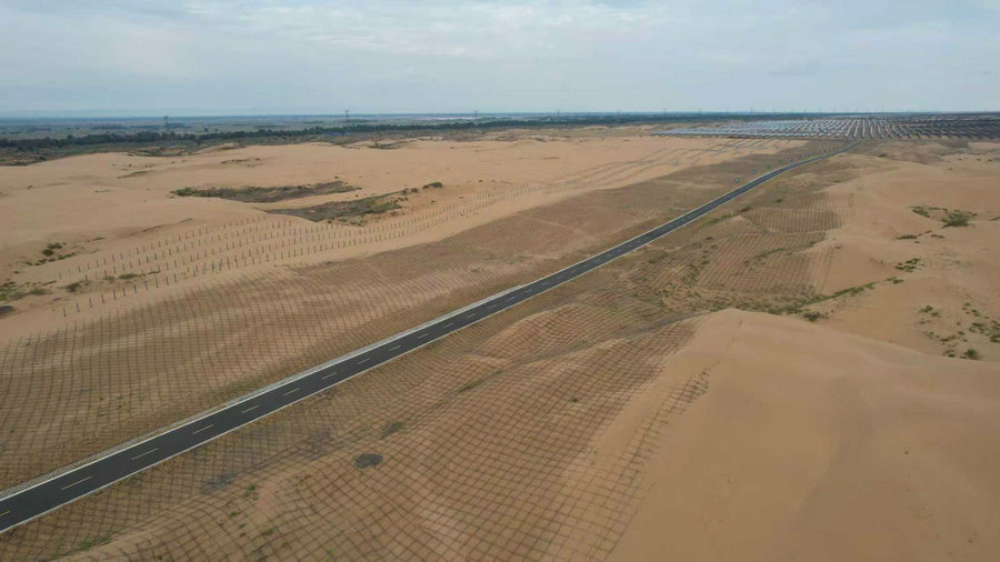 1758854905160078.jpg 鄂爾多斯穿沙路李文華攝影.jpg