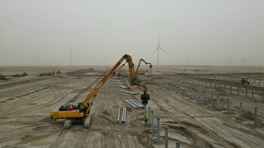 1762246390138880.jpg 巴彥淖爾蘇木貴力斯臺(tái)嘎查光伏治沙項(xiàng)目區(qū)現(xiàn)場(攝影:王佑凱).jpg