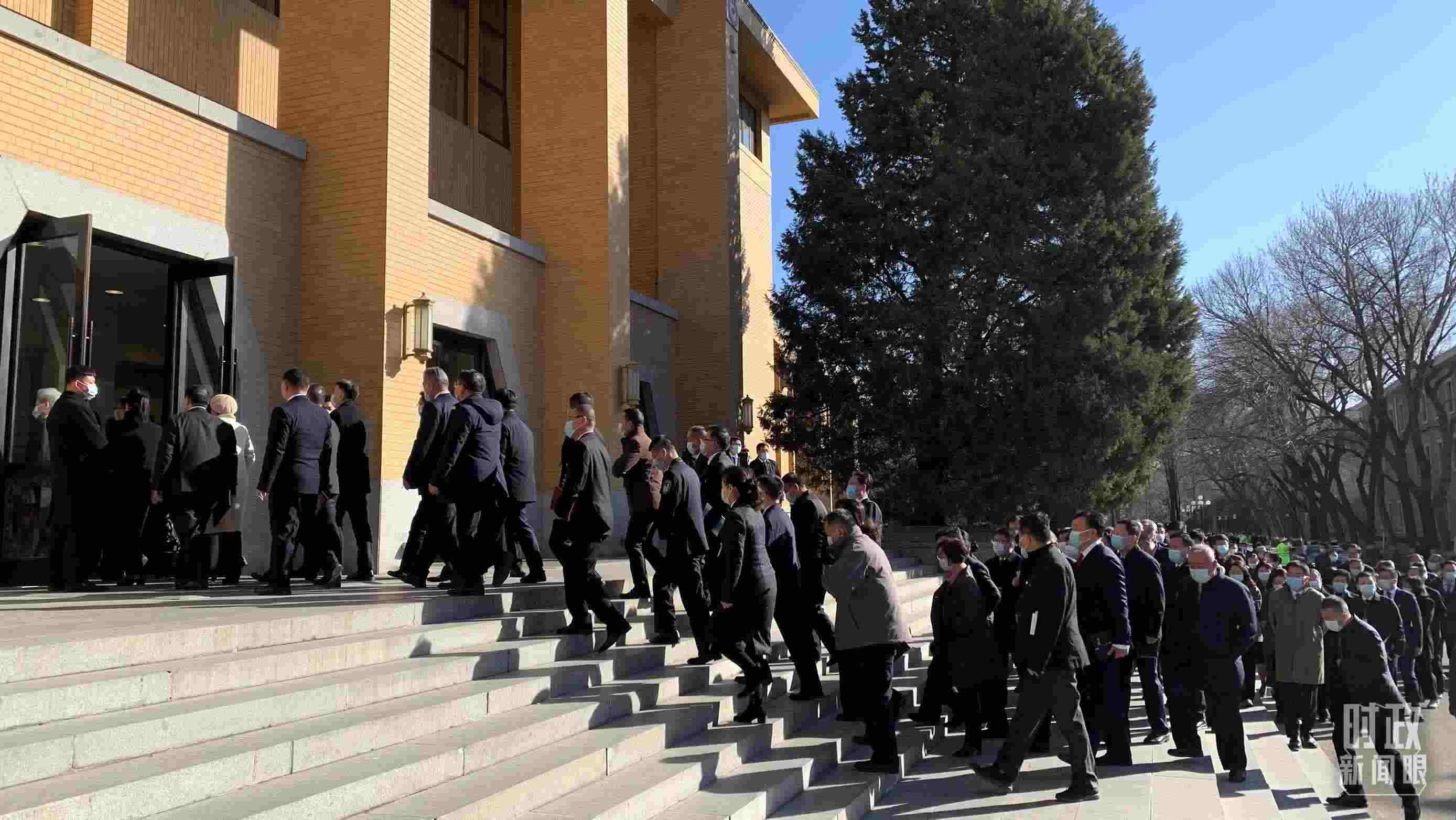 △參加這次慶祝大會暨開學(xué)典禮的與會人員正在步入會場。（總臺央視記者段德文拍攝）