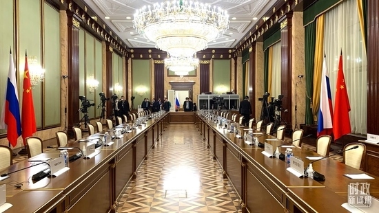 △俄羅斯聯(lián)邦政府大廈內(nèi)，習(xí)主席在這里會(huì)見俄羅斯總理米舒斯京。（總臺(tái)央視記者段德文拍攝）