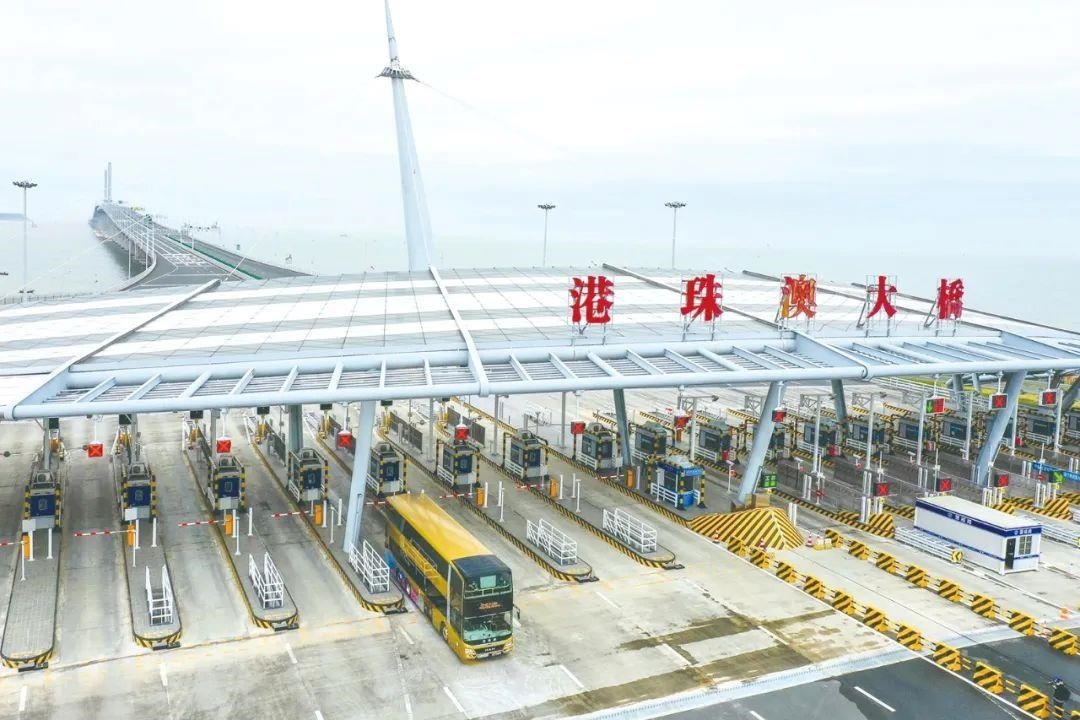 △一輛從香港開(kāi)往珠海的港珠澳大橋穿梭巴士入境珠海。