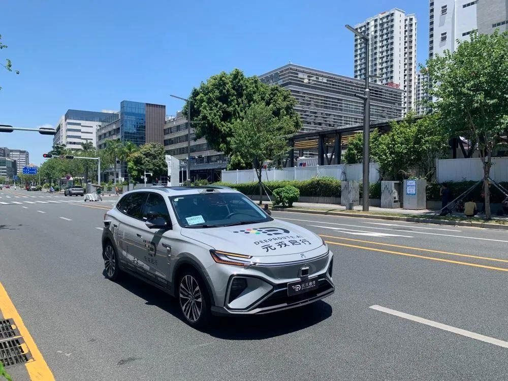 △自動(dòng)駕駛汽車在河套深港科技創(chuàng)新合作區(qū)開(kāi)展道路測(cè)試。