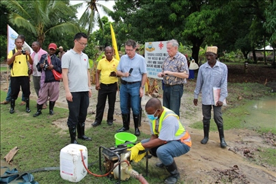 世界衛(wèi)生組織評(píng)估專家組評(píng)估援桑血吸蟲(chóng)病現(xiàn)場(chǎng)媒介控制工作(受訪機(jī)構(gòu)提供)