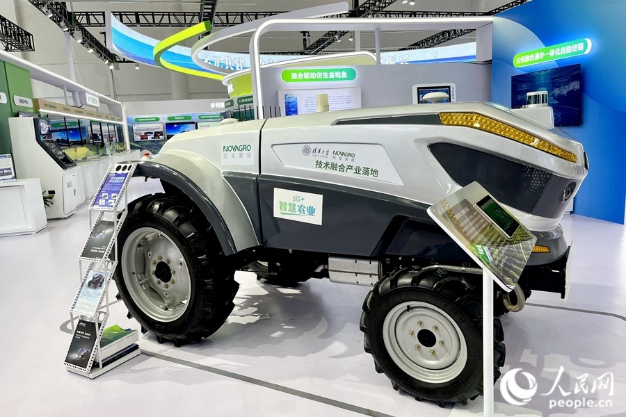 通過手機(jī)，就能指揮新能源無人駕駛拖拉機(jī)在田里作業(yè)。人民網(wǎng) 錢嘉禾攝