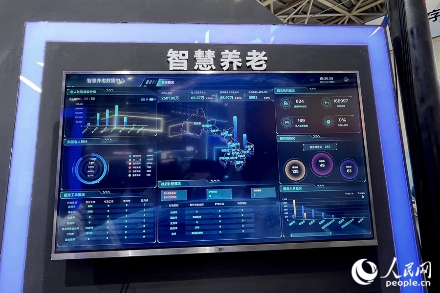 “意康養(yǎng)”智慧養(yǎng)老平臺(tái)充分利用信息化手段，把轄區(qū)內(nèi)社會(huì)資源充分整合和調(diào)配，滿足老年人多元的養(yǎng)老服務(wù)需求。人民網(wǎng) 錢嘉禾攝