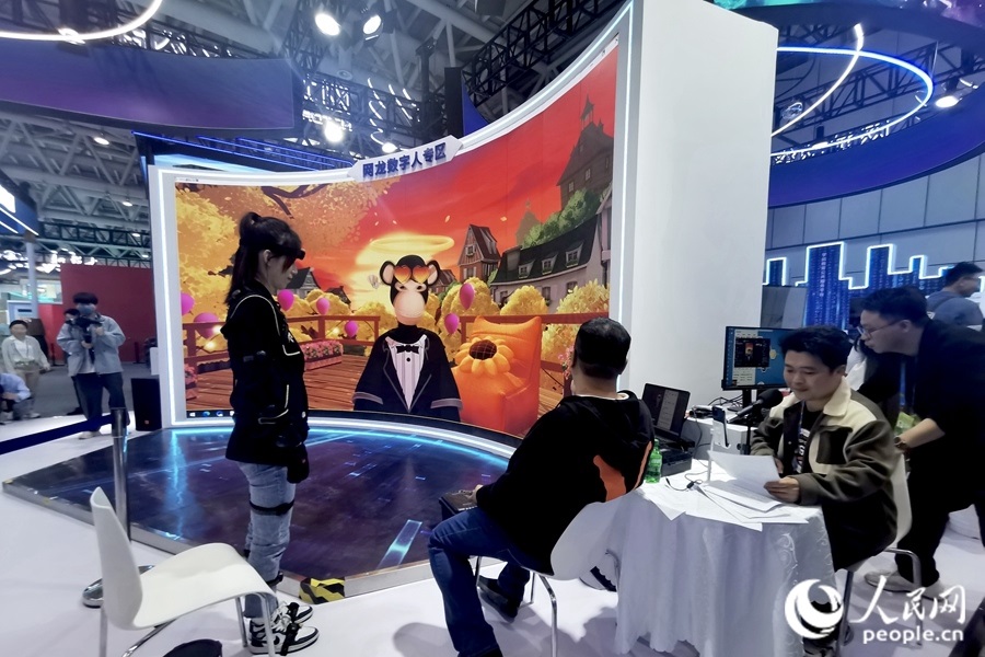 數(shù)字人主播“無聊猿”。人民網(wǎng) 葉青卿攝