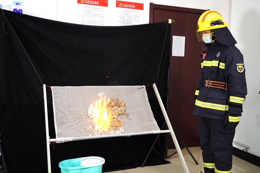 消防員在展示柳絮點(diǎn)燃實(shí)驗(yàn)。 張少欣 攝