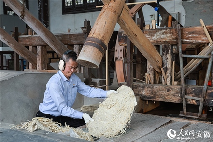 宣紙制作工藝——制簾。人民網(wǎng)記者 張俊攝