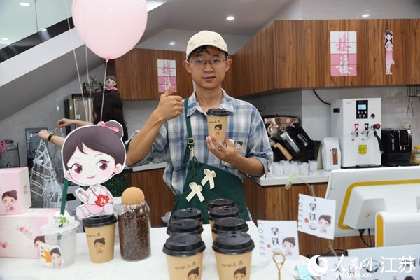 謝雨橋展示制作好的咖啡。人民網(wǎng)記者 馬曉波攝