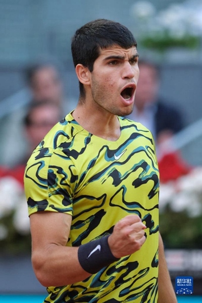 5月7日，阿爾卡拉斯在比賽中慶祝得分。當日，在西班牙馬德里網球公開賽男單決賽中，西班牙選手阿爾卡拉斯以2比1戰(zhàn)勝德國選手施特魯夫，奪得冠軍。新華社記者 孟鼎博 攝