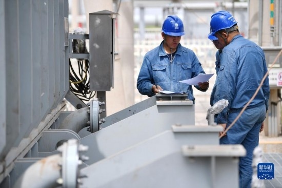 5月27日，電力工人在工程現(xiàn)場進行檢修作業(yè)。