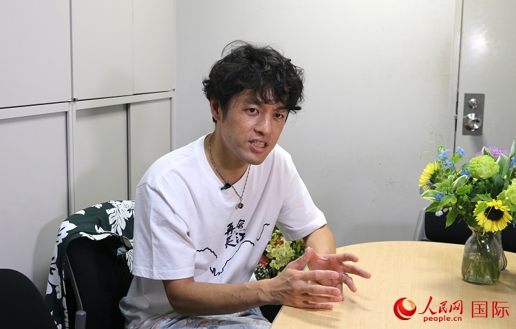 竹內亮接受人民網專訪。人民網 許可攝