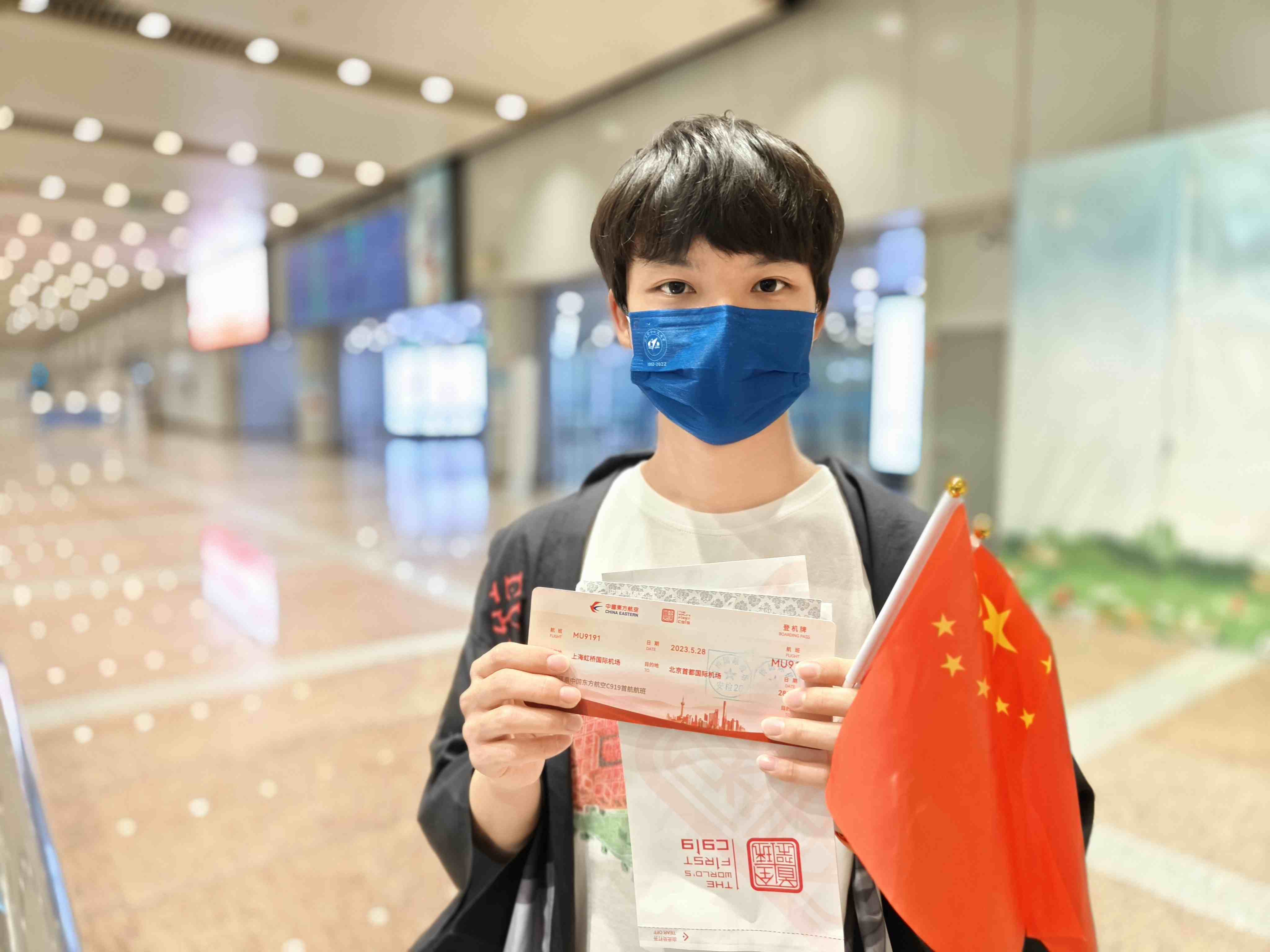 張可立向記者展示有著紀(jì)念意義的登機(jī)牌。人民網(wǎng)記者 夏曉倫攝