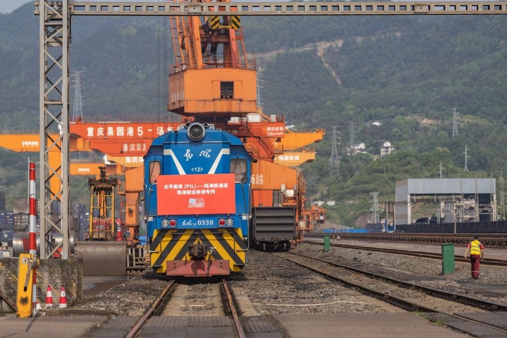 這是2023年4月27日，太平船務(wù)——西部陸海新通道江鐵海聯(lián)運(yùn)非洲專列在重慶果園港魚嘴站等待發(fā)車。